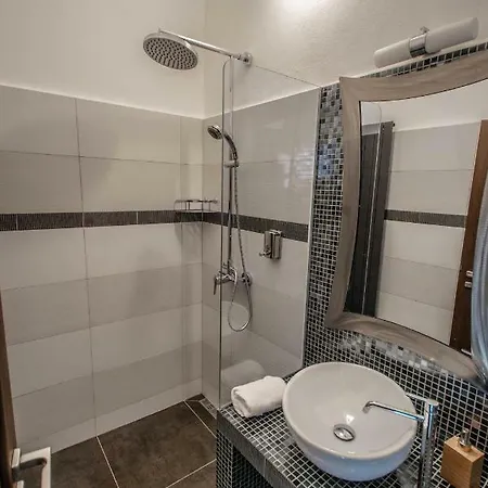 Stylish Close To Eden Garden * Prague